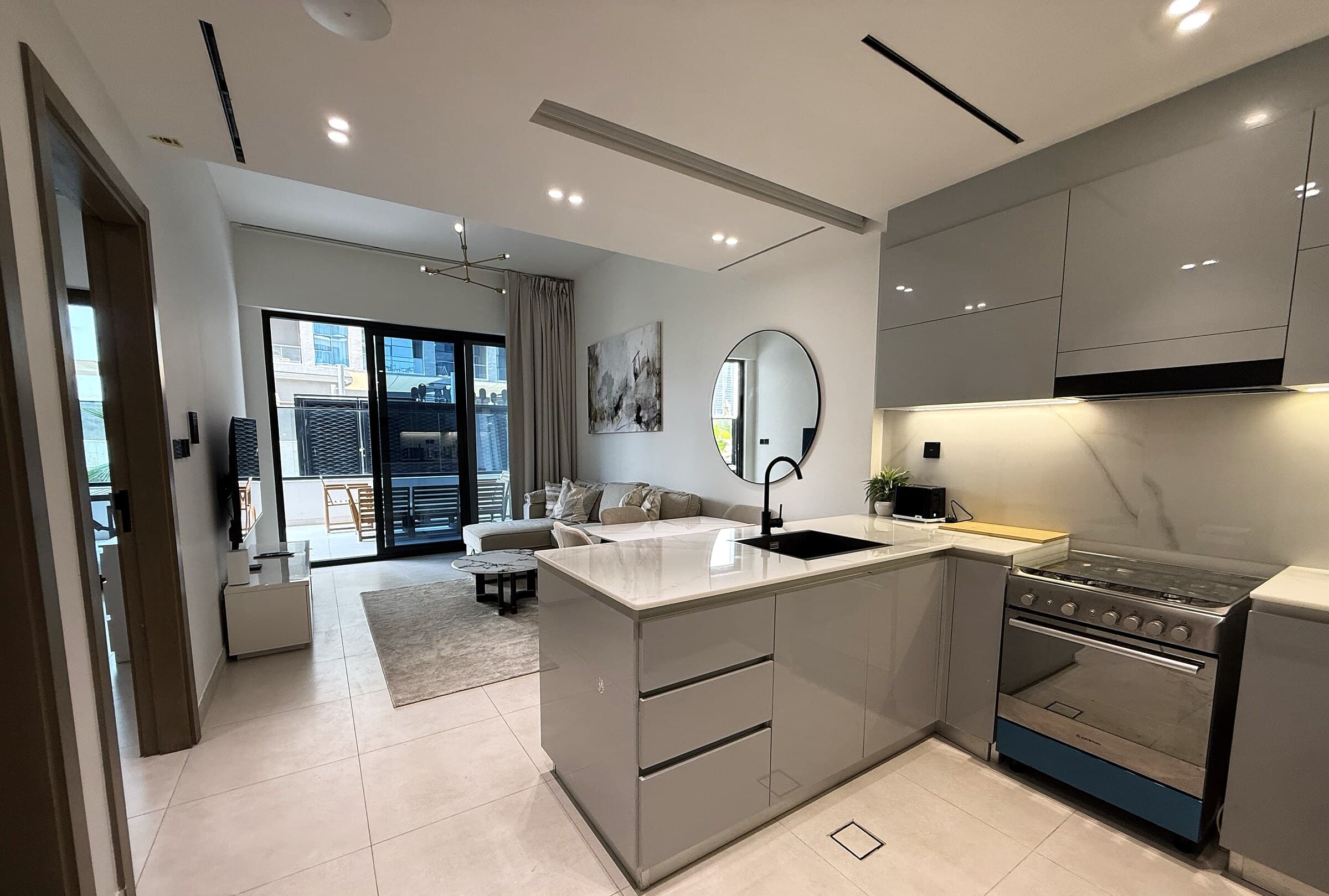 Kitchen with full-size range cooker