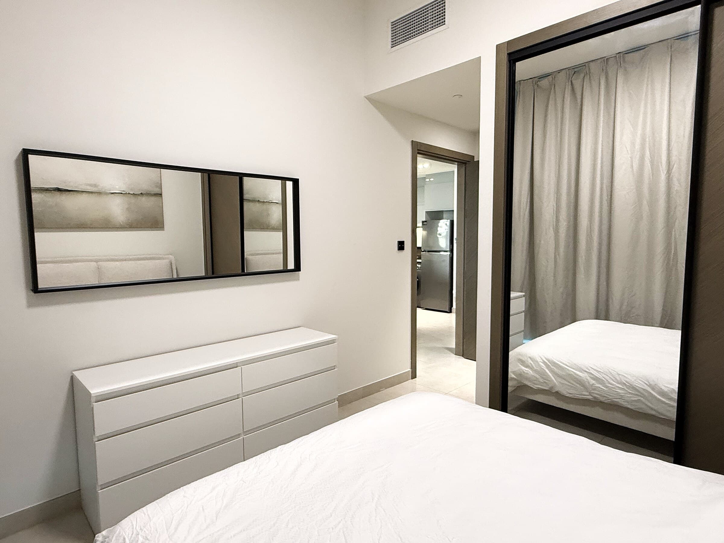 Mirrored wardrobe in the bedroom